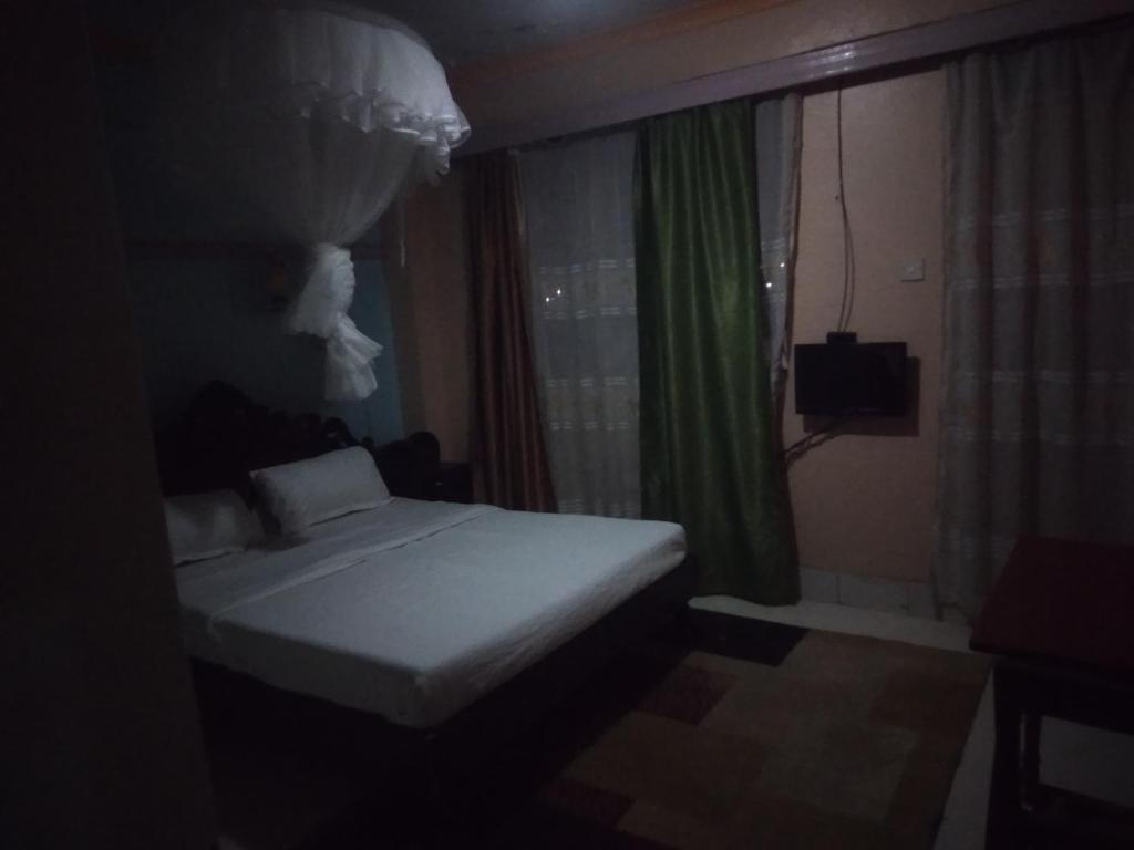 Una cama o camas en una habitación de Riversand Hotel, rooms with lake views,WI FI & balcony