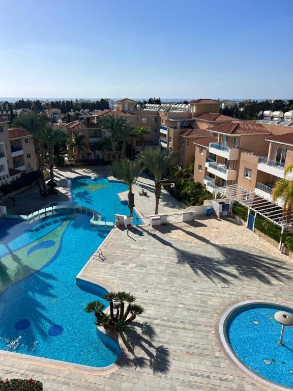 ariaal uitzicht op een zwembad in een resort bij Iris Village Grand Apartment in Paphos City