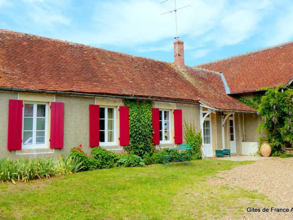 dom z czerwonymi okiennicami i ogródkiem w obiekcie Gîte Lurcy-Lévis, 2 pièces, 3 personnes - FR-1-489-376 w mieście Lurcy-Lévis