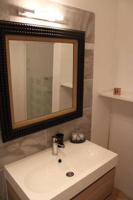 Kúpeľňa v ubytovaní Agréable appartement P2 Centre ville au calme.