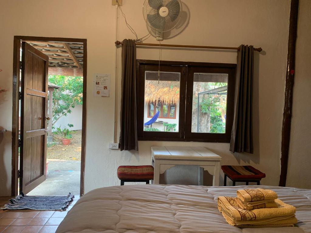 Postel nebo postele na pokoji v ubytování บ้านใจแปงโฮมสเตย์ Ban Jaipang Homestay