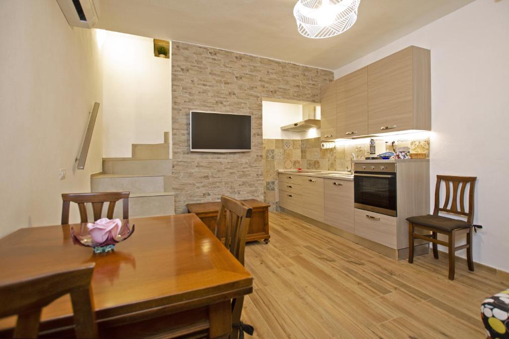 una cucina e una sala da pranzo con tavolo e sedie di Casina Valentina - Happy Rentals a Firenze