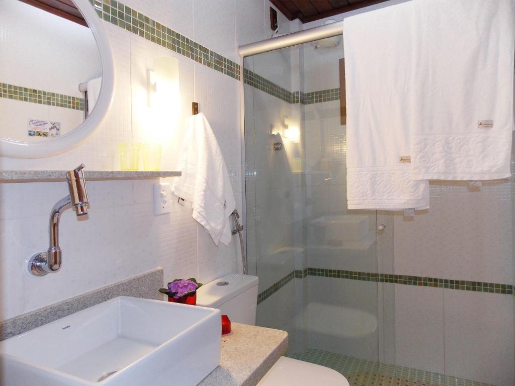 a bathroom with a toilet and a sink and a shower at Portal dos Borbas in Abraão
