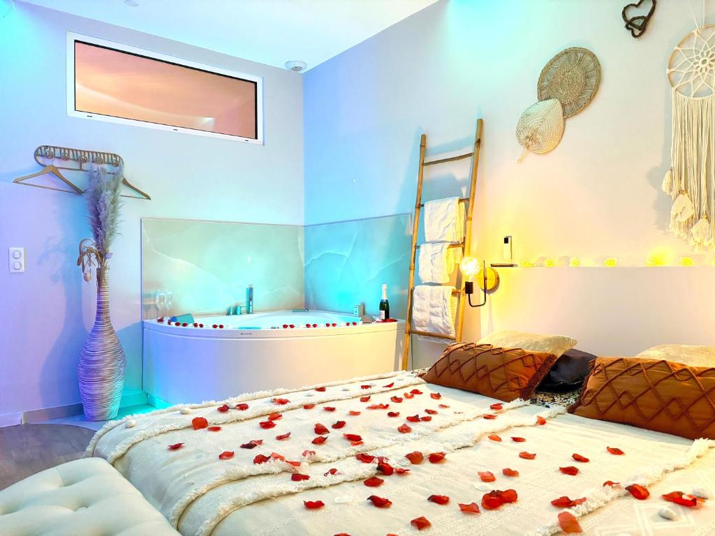 Un dormitorio con una cama con rosas. en The Pearl - Jacuzzi SPA - Ecran géant - Parking, en Le Havre