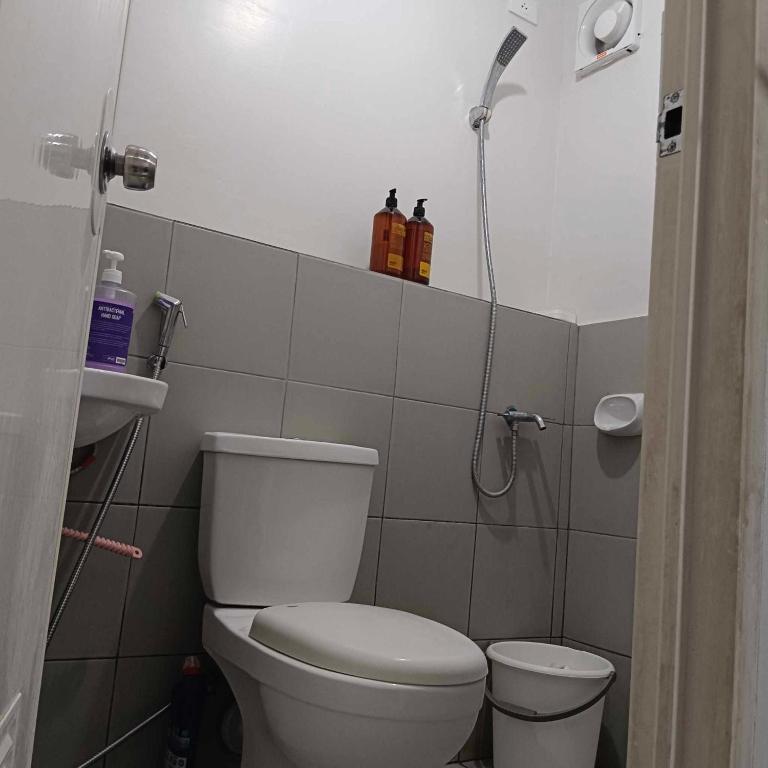 y baño con aseo y ducha. en Piper Condo at Urban Deca en Mandaue City