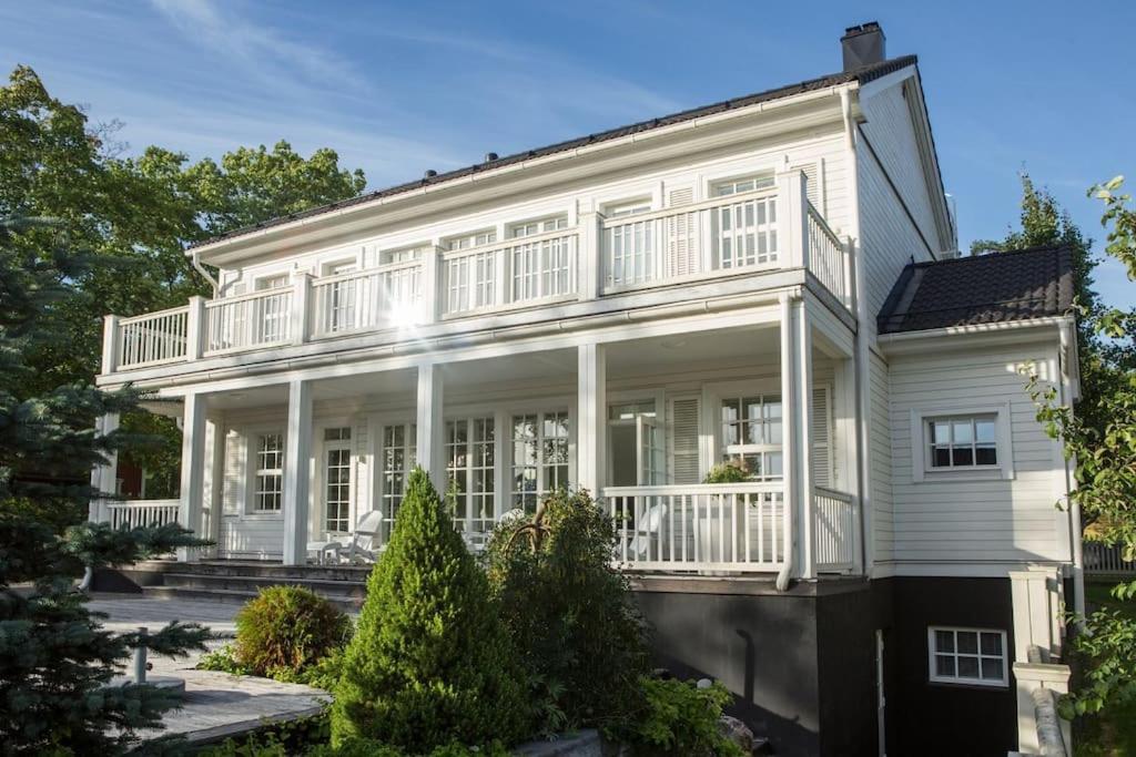 una casa blanca antigua con columnas blancas en White House, en Kokkola