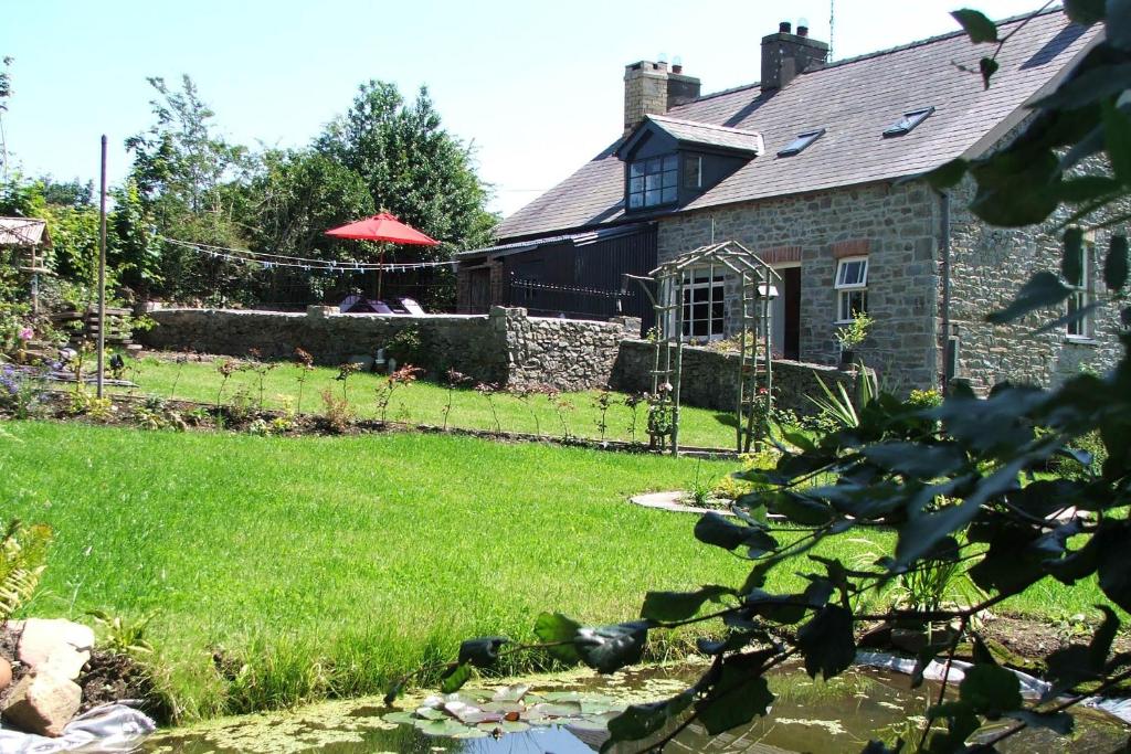 an external view of a house with a yard at Brynifor Llangrannog in Llwyn-Dafydd