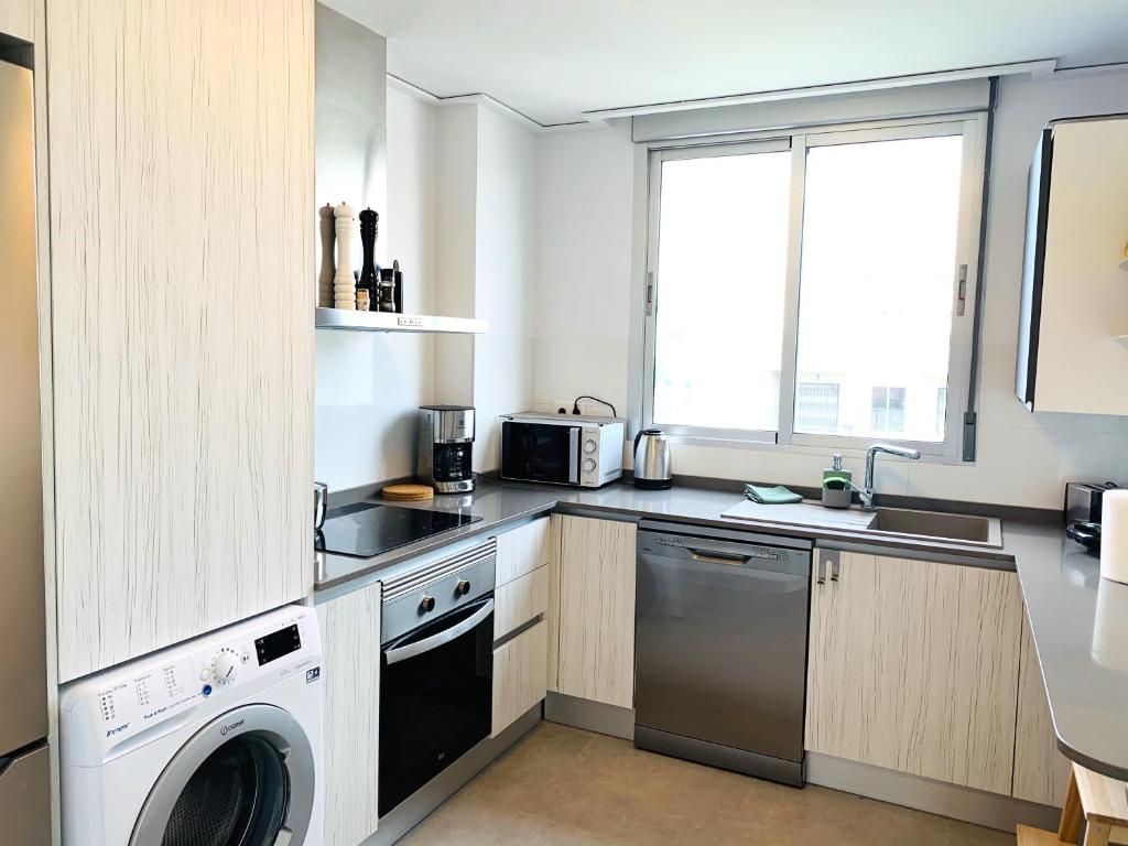 A kitchen or kitchenette at Magnifico apartamento de planta alta LA ISLA