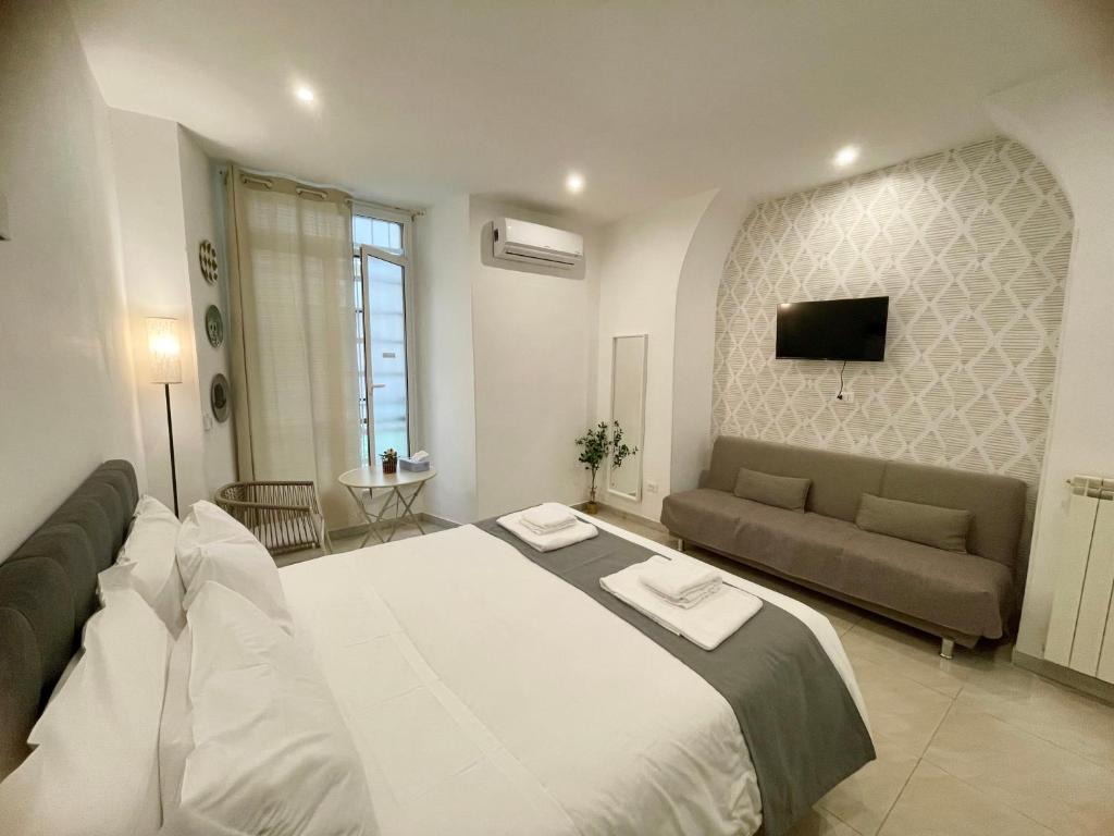 a bedroom with a large bed and a couch at THE ROOM 115 in Rome