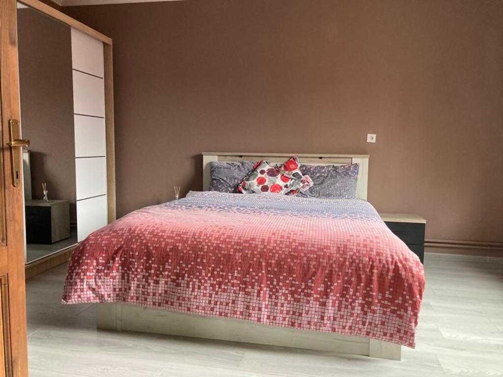 Ένα ή περισσότερα κρεβάτια σε δωμάτιο στο Erdély Szíve Vendégház/Apartman