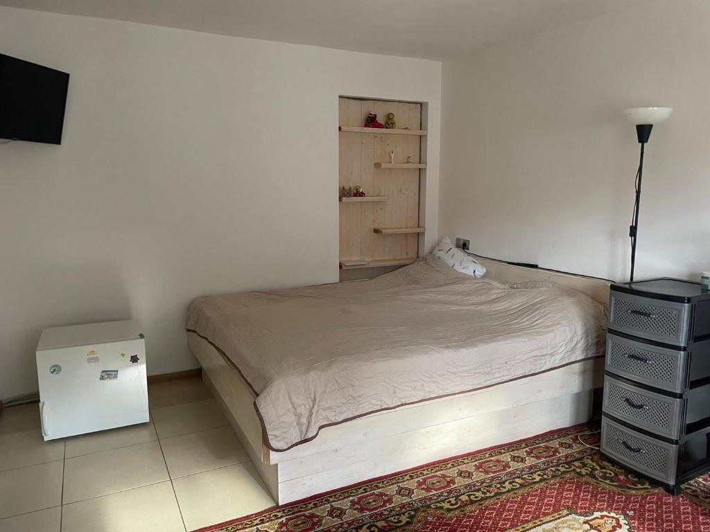 ein kleines Schlafzimmer mit einem Bett und einer Kommode in der Unterkunft Біля Ріки in Mischhirja