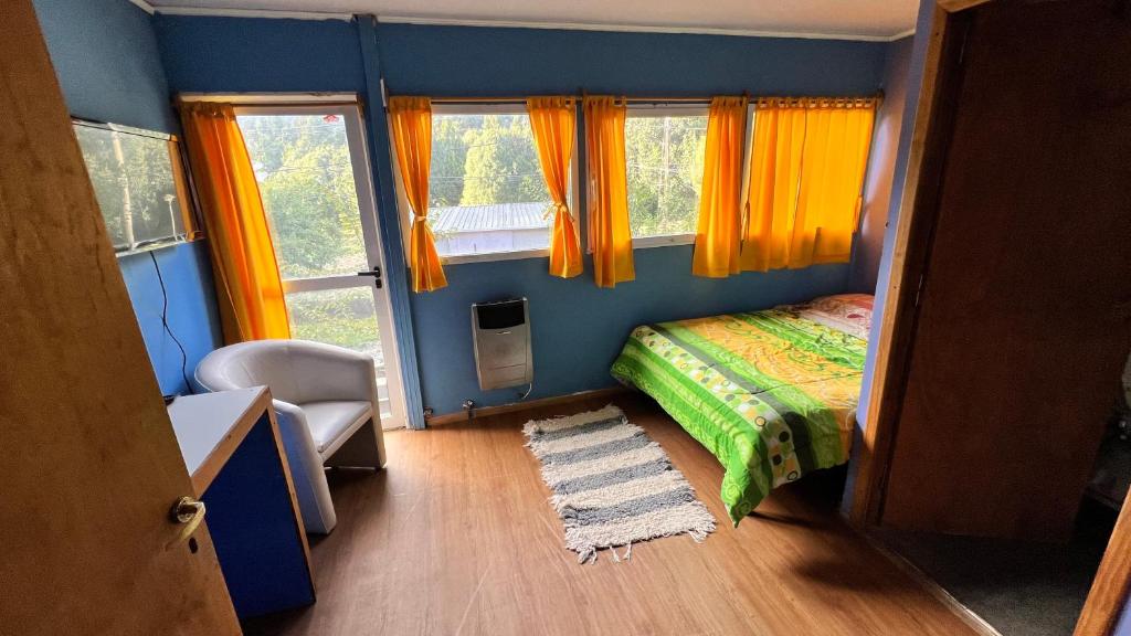 een kleine slaapkamer met een bed en 2 ramen bij OTTO SKY & SUMMER in Bariloche