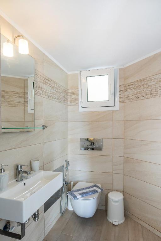 A bathroom at Villa Pan Areti Rethymno