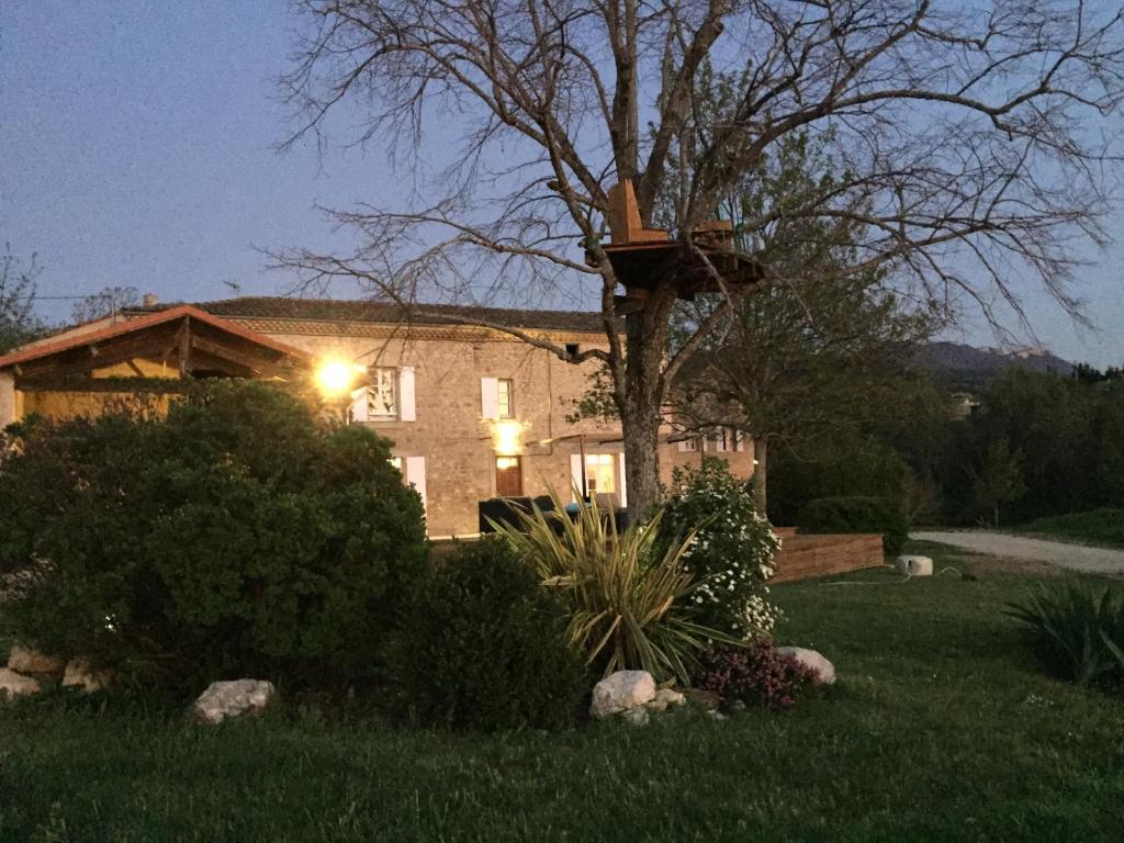 Zahrada ubytování Agréable bastide provençale avec piscine