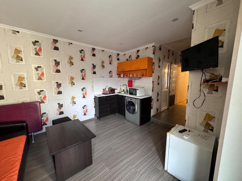 Habitación con cocina y sala de estar. en G Apartment, en Tiflis