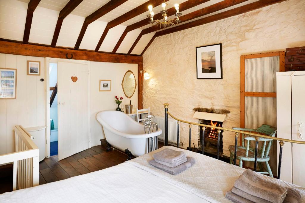 a bedroom with a bath tub and a bed at Bryn-y-Gof Llangrannog in Blaencelyn