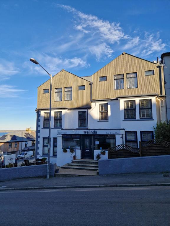 um grande edifício branco no lado de uma rua em The Trelinda Guest House em Newquay