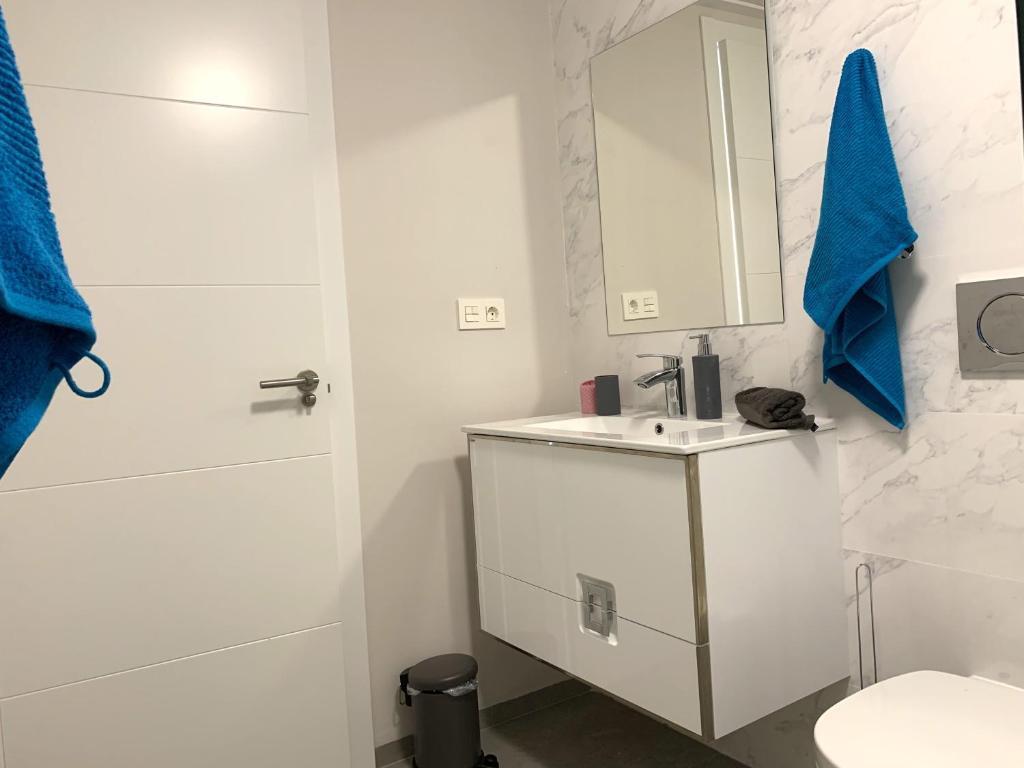 A bathroom at Magnifico apartamento de planta alta LA ISLA