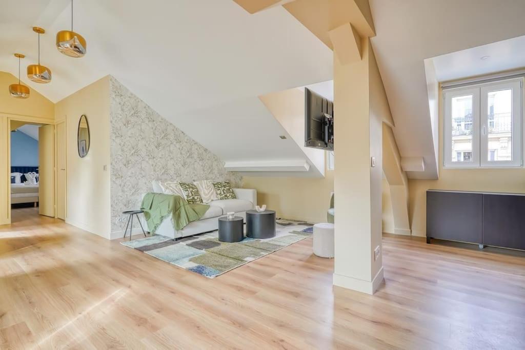 un salon avec un canapé et une table dans l'établissement 4G#Appart 8Pers # 3 Chambres # Commerce # Paris 15#AC, à Paris