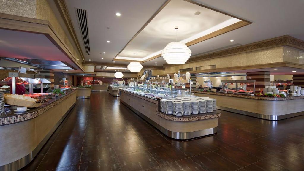 un restaurante con línea de buffet en un centro comercial en CLUB GRAND SIDE, en Side