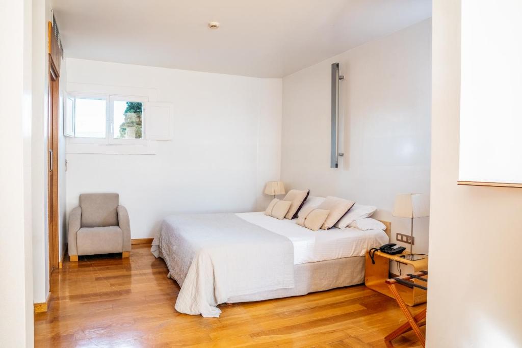 Postel nebo postele na pokoji v ubytování Hotel Boutique Mas Passamaner