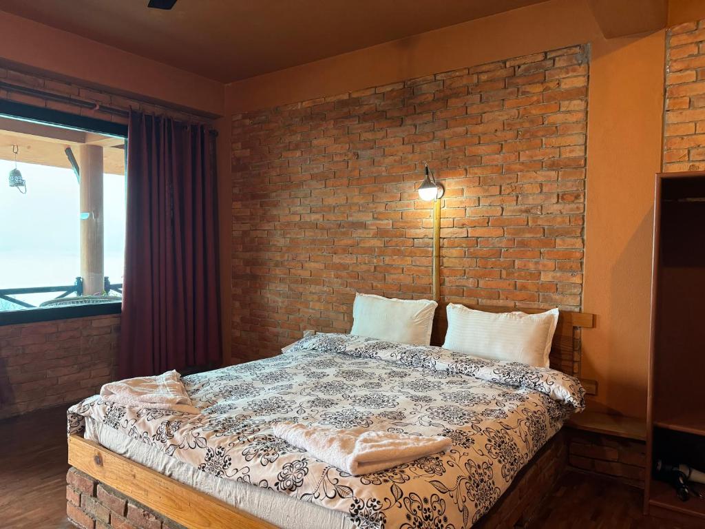 Un pat sau paturi într-o cameră la Nar-Bis Hotel