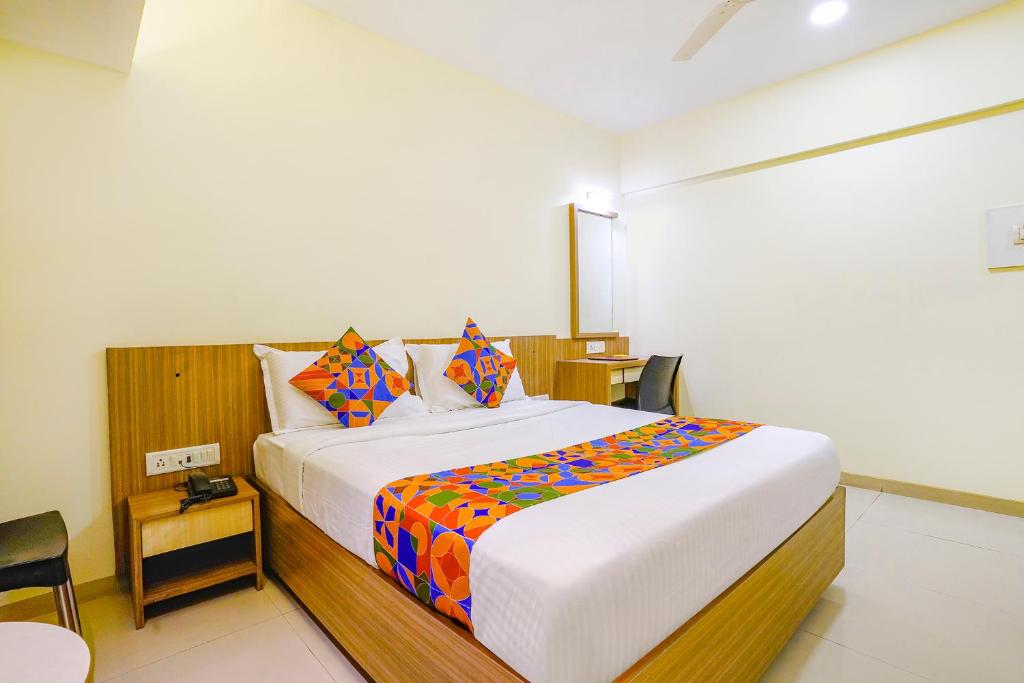 sypialnia z dużym łóżkiem w pokoju w obiekcie FabExpress Kuber w mieście Navi Mumbai