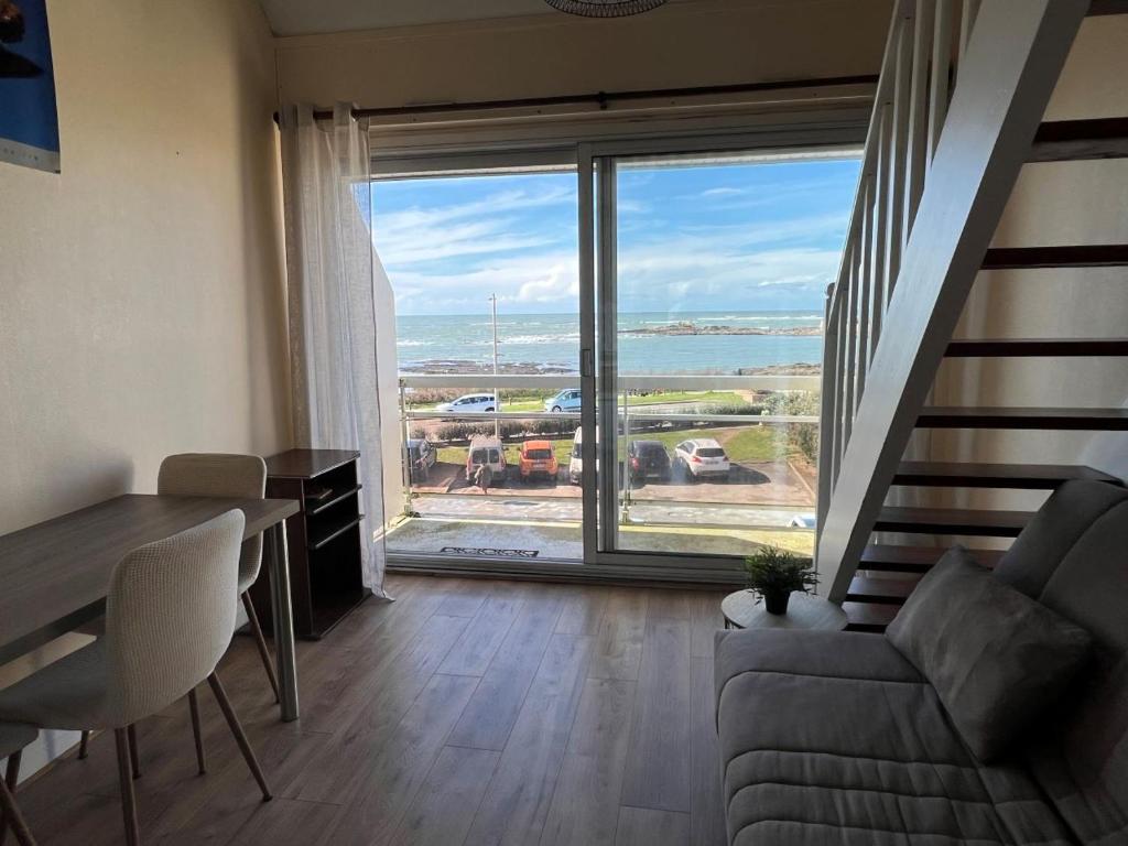 普洛埃默的住宿－RÉF 171 - PLOEMEUR T1 BIS Duplex vue mer，带沙发和大窗户的客厅