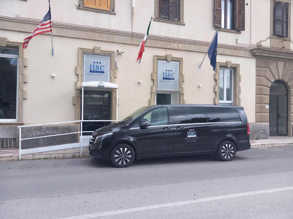 una furgoneta negra estacionada frente a un edificio en Hotel Smart Cruise, en Civitavecchia