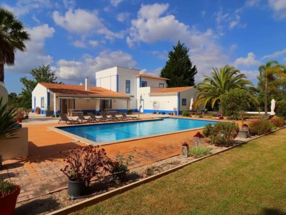 une maison avec une piscine dans une cour dans l'établissement Quinta do Lamy - Privat Pool & BBQ & Garden & Privacy & Beach & Benagil, à Lagoa
