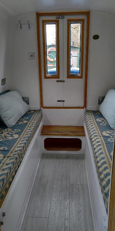 Tempat tidur dalam kamar di Boutique Canal Narrow Boat London