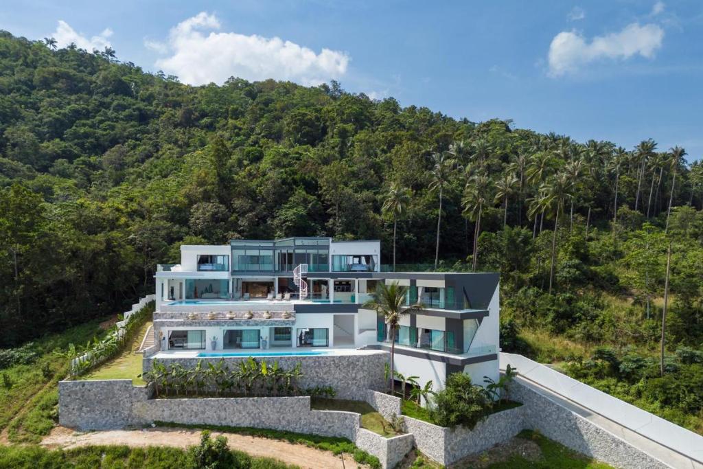 uma vista aérea de uma casa numa colina em Villa Murano Samui em Nathon Bay