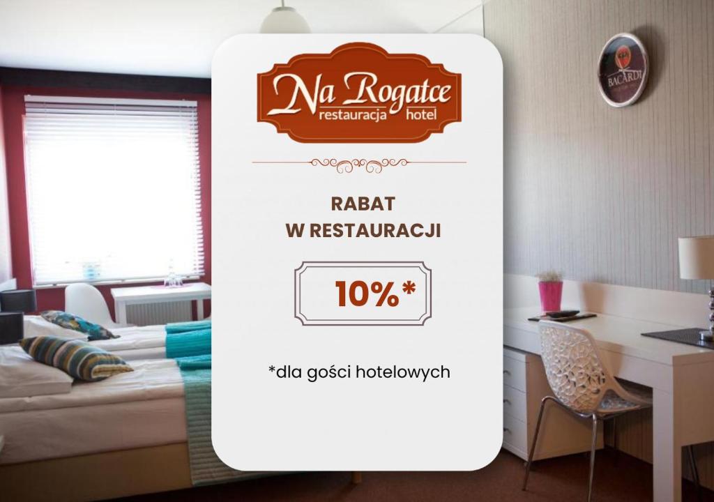 ein Schild für ein Hotelzimmer mit einem Bett und einem Schreibtisch in der Unterkunft Hotel Na Rogatce in Lublin