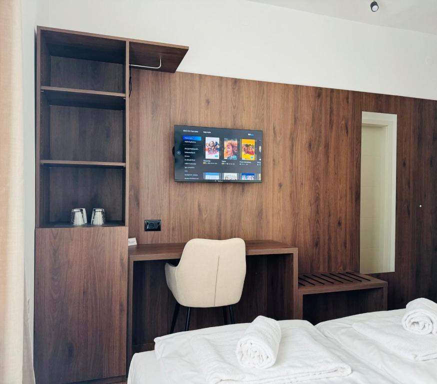 - une chambre avec un lit, un bureau et une chaise dans l'établissement Apartments & rooms Artemus Belveder, à Koper