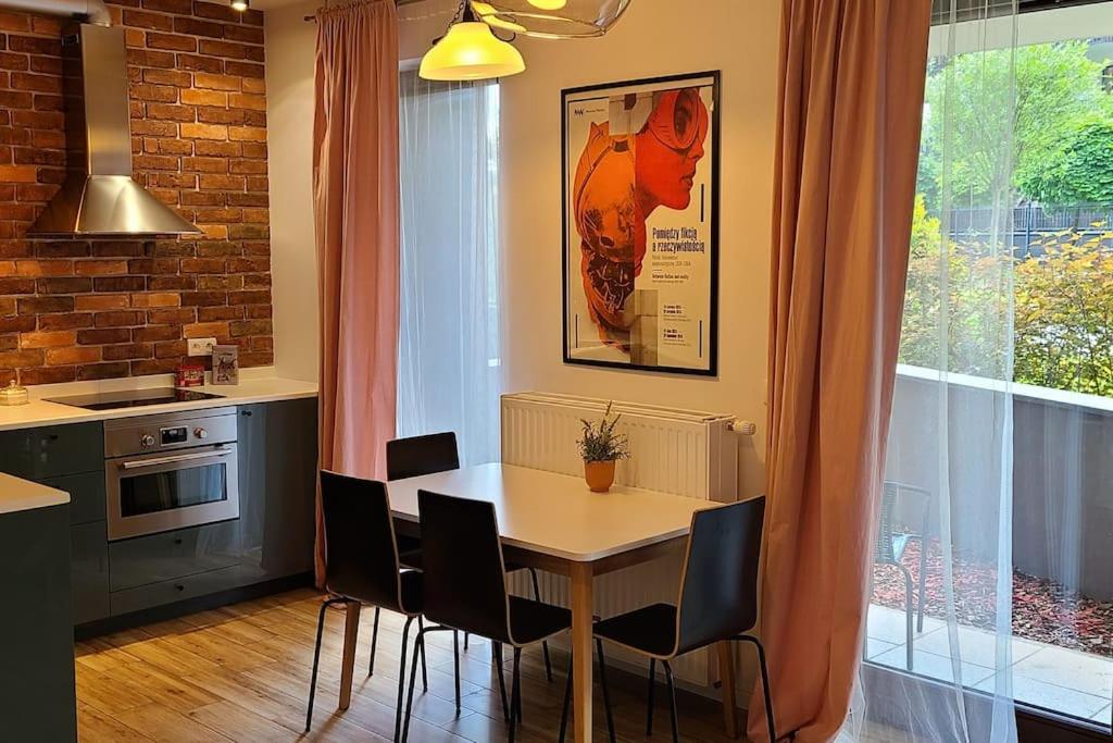 Kuchyň nebo kuchyňský kout v ubytování Lovely One-Bedroom Condo With Patio.