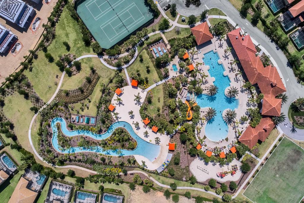 an overhead view of a pool at a resort at Summer Breeze Villa in Davenport