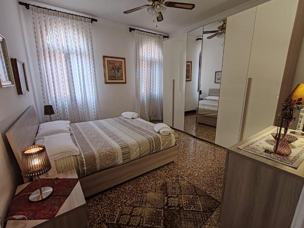 ヴェネツィアにあるCasa Sabotinoのベッドルーム(大型ベッド1台、鏡付)