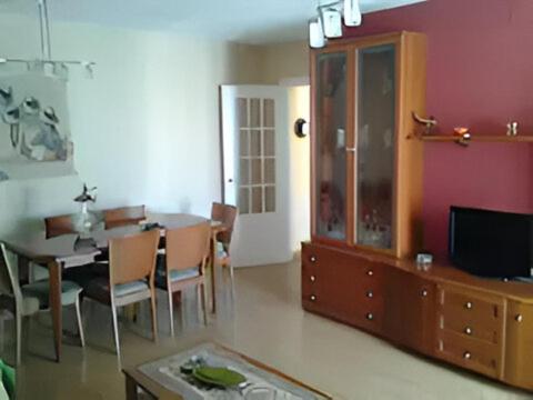 sala de estar con mesa y comedor en Apartamento de 3 dormitorios y 2 baños, en El Trocadero
