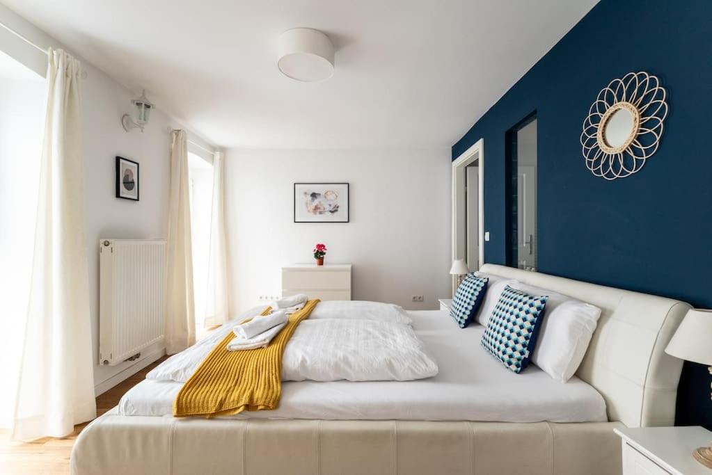 um quarto com uma cama grande e uma parede azul em HM • Cozy 1BR Duplex Near Center em Viena