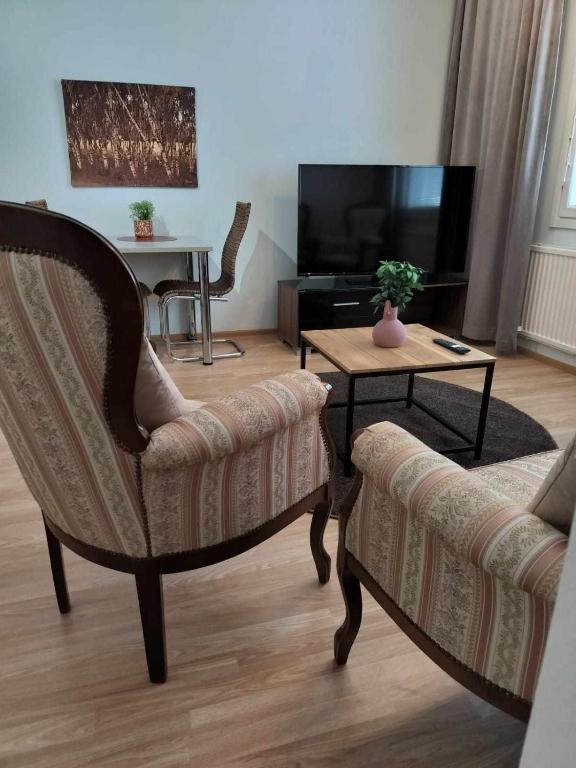 uma sala de estar com duas cadeiras e uma mesa em Matintalo em Ylivieska