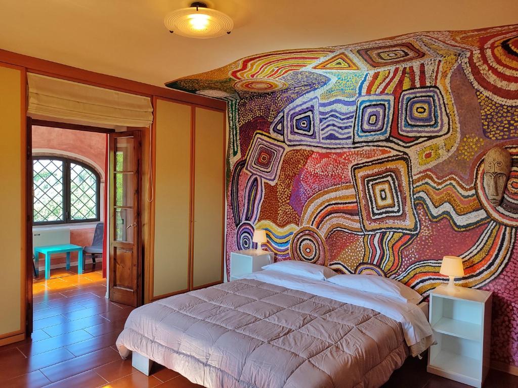 a bedroom with a painting on the wall at Agriturismo Podere Santa Rita in Montescudaio