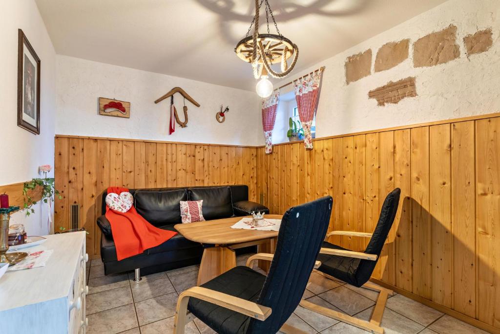 uma sala de estar com uma mesa e um sofá em Ferienwohnung Brandenkopf em Oberharmersbach