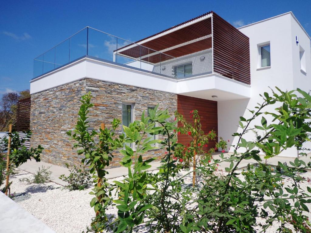 uma casa com uma caixa de vidro em cima em Kyma 3 Bed Villa + Pool em Yeroskipou