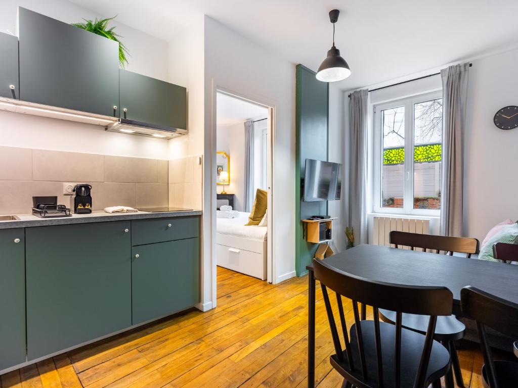 une cuisine et un salon avec une table et une salle à manger dans l'établissement Le Repère de Copernic, à Nancy