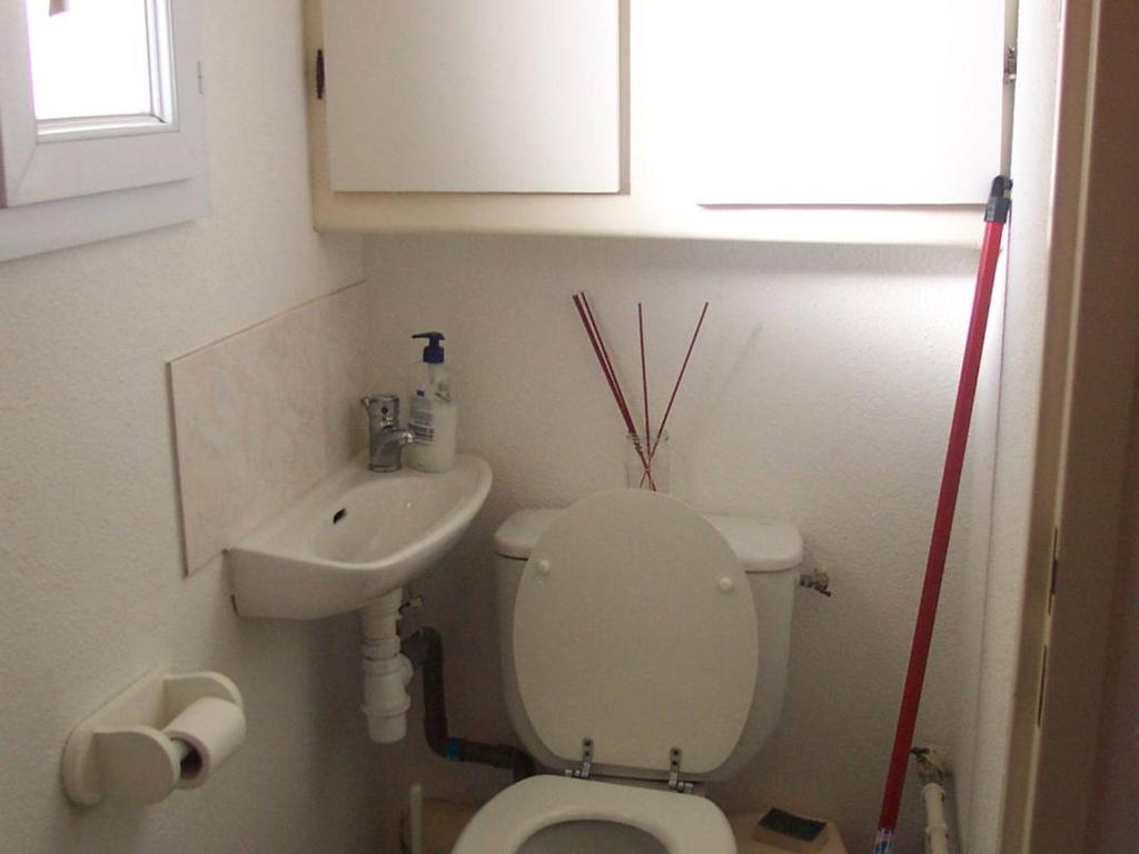 Kúpeľňa v ubytovaní T3 avec piscine, parking, animaux admis, Saint-Cyprien - FR-1-106-52