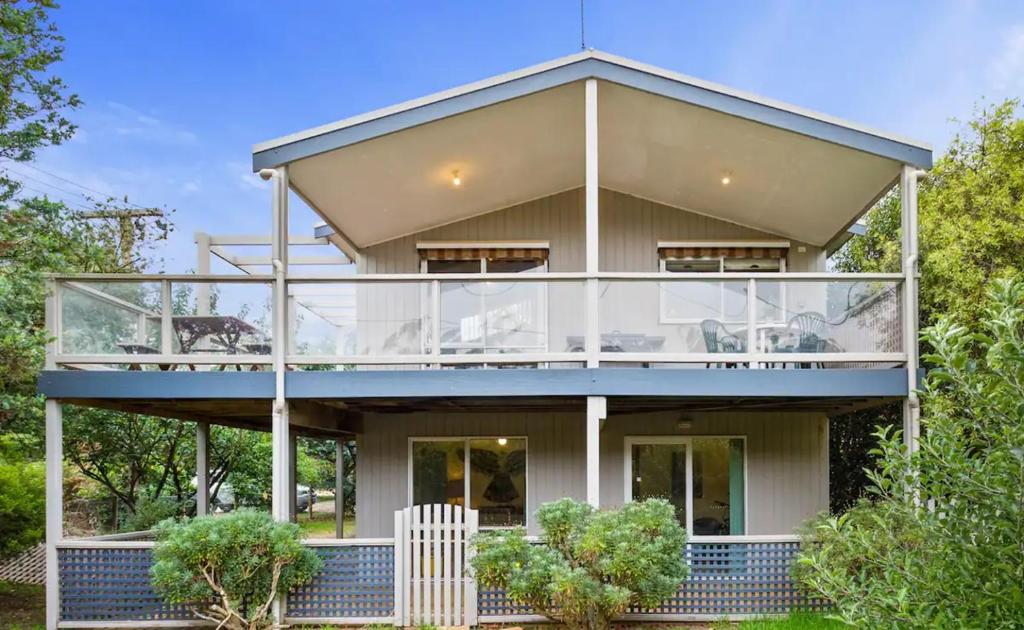 Balkoni atau teres di Anglesea's Hidden Riverside Gem by Ready Set Stay