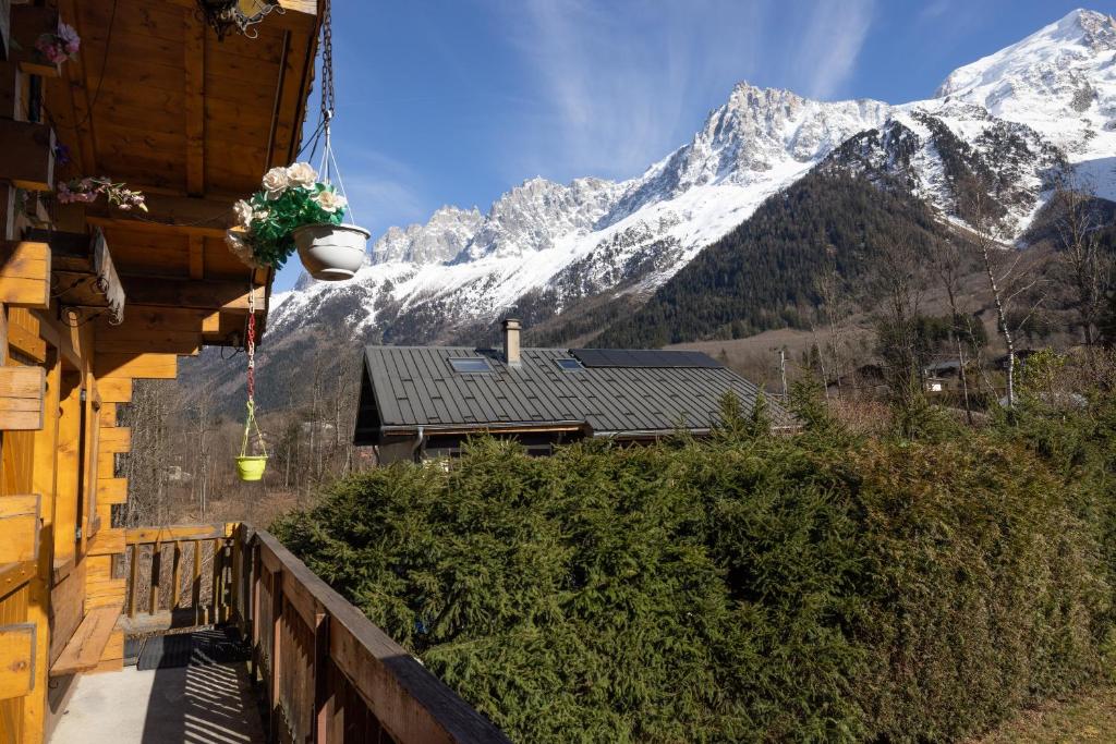 une maison avec vue sur une montagne enneigée dans l'établissement Appart les lilas, aux Houches