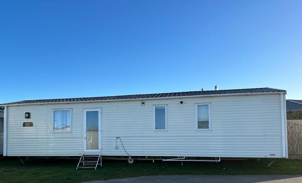 duży biały wyprodukowany dom z gankiem w obiekcie Beautiful 3 bed Caravan in Felixstowe w mieście Felixstowe