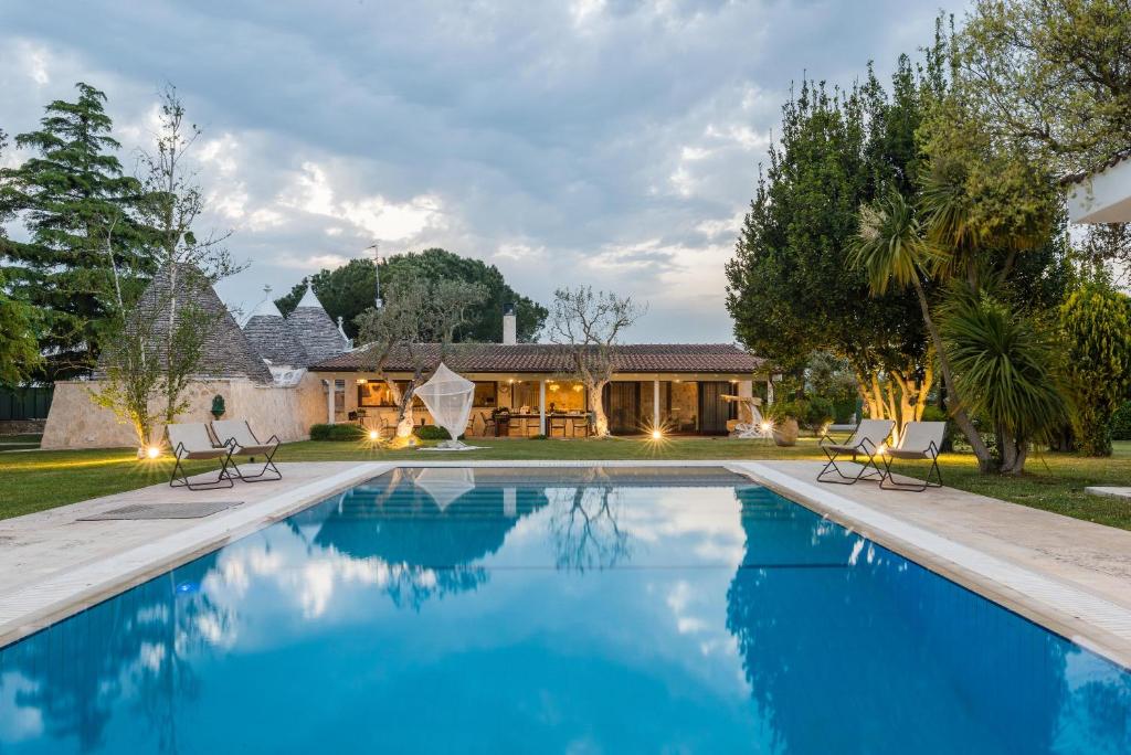 una piscina di fronte a una casa di Villa Enò by Perle di Puglia a Noci