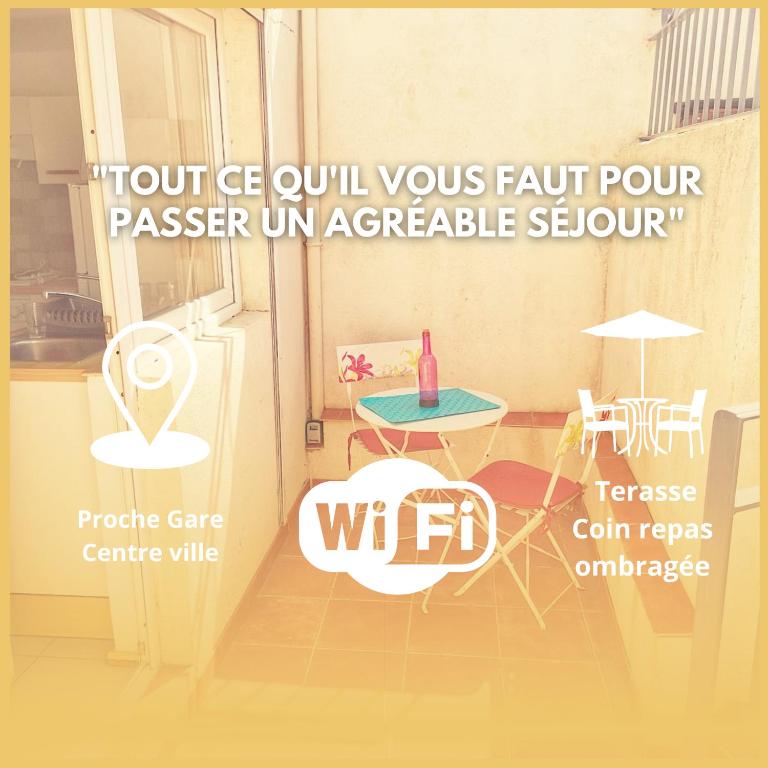 un rendu d'une cuisine avec une table et des chaises dans l'établissement Charmant studio proche gare/centre-ville, à Toulon